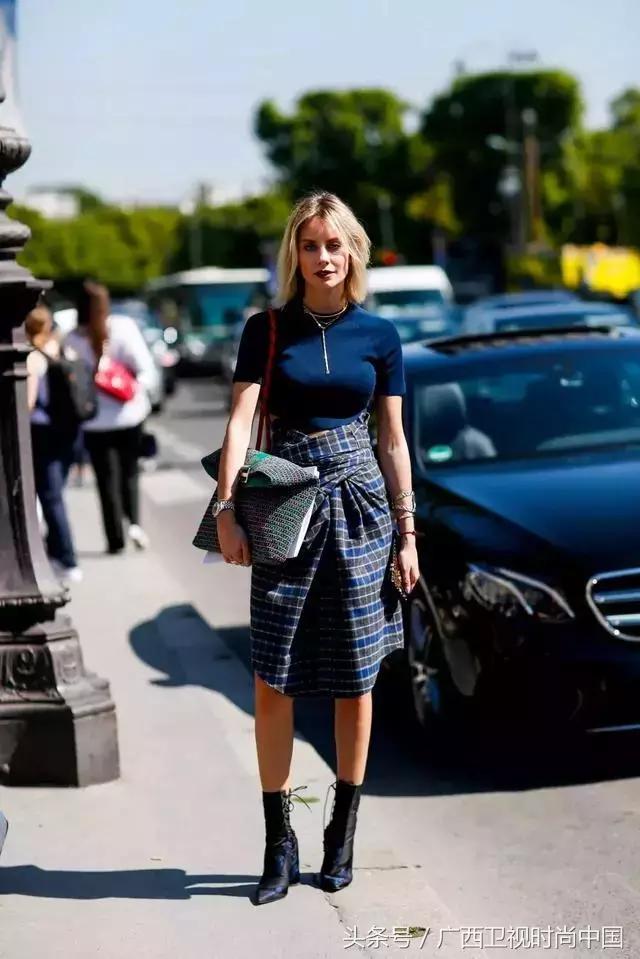 针织衫短袖里面应该穿什么,黑色金丝宽松短袖针织衫怎么搭