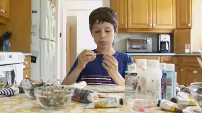 12岁男孩用捡来的破烂，打造出一个暗黑王国，吓哭一票成年人……