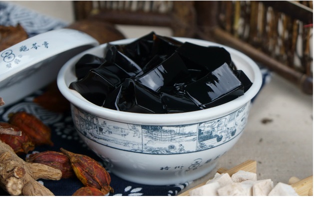 烧仙草黑凉粉和龟苓膏有什么区别,烧仙草龟苓膏白凉粉哪个更有营养