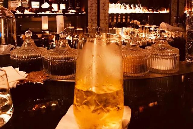 火遍香港尖沙咀、外滩江景环绕……2018魔都新酒吧，潮人新据点！