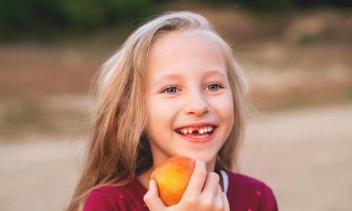 宝宝刚开始长牙哭闹如何缓解,宝宝长牙哭闹如何缓解