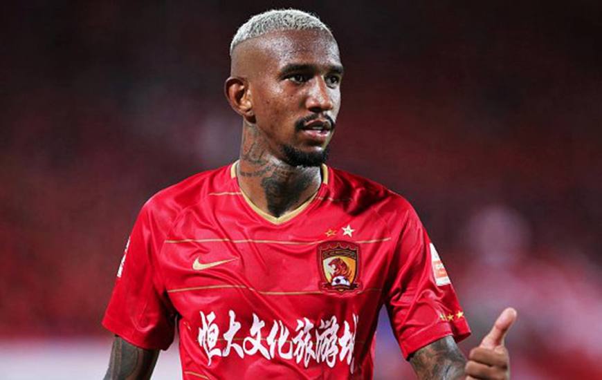 盘点足球场上那些非人类动作,足球场上这个动作到底有多危险