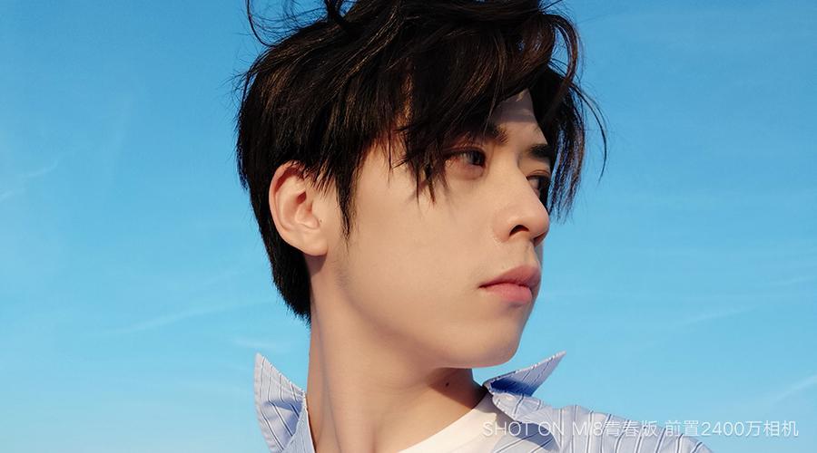 华为荣耀再陷入抄袭风波，宣传海报与小米相似