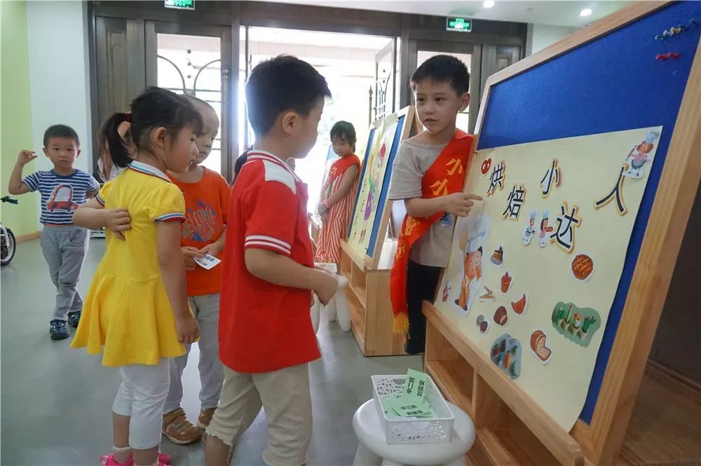 足球、围棋、机器人等等20个科目，这家幼儿园的娃好嗨森啊！