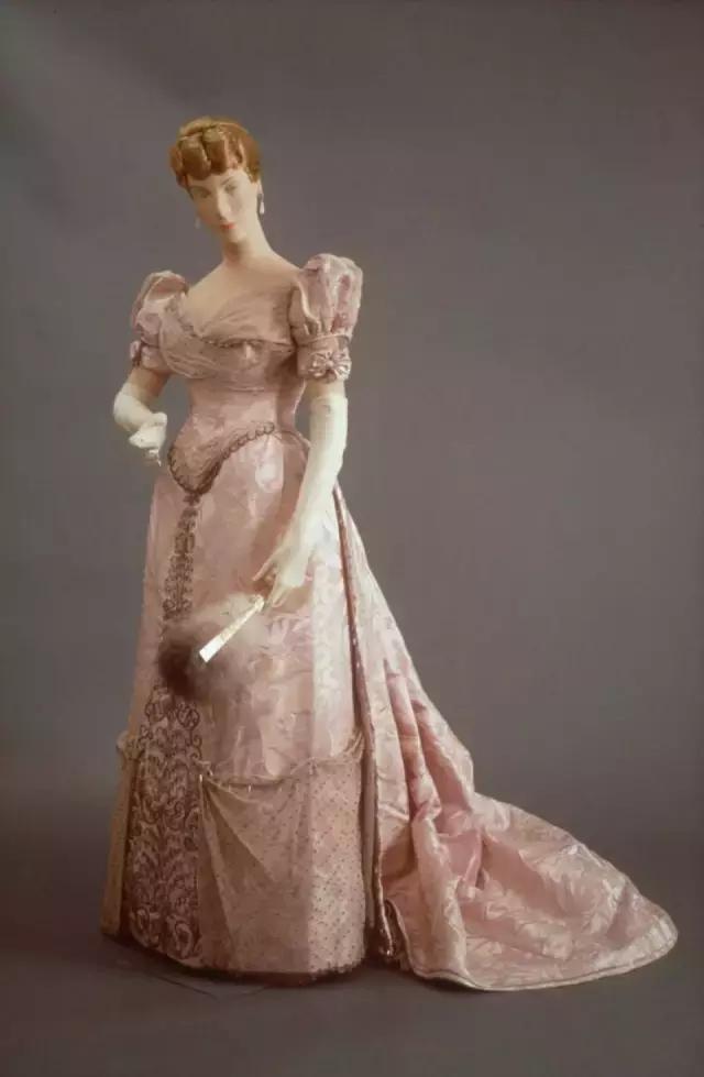 洛丽塔服装有什么典故,洛丽塔公主裙由来