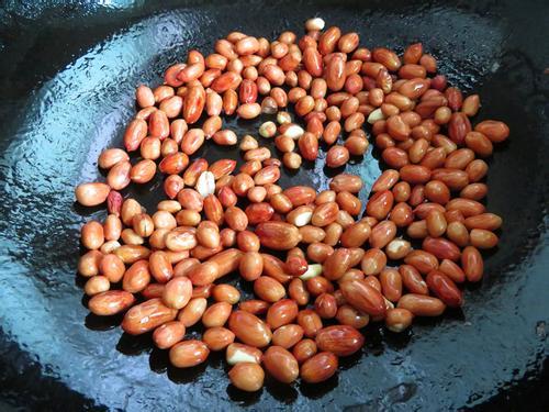 炒花生米是先放油还是先放花生,炒花生要放盐进去是等凉了再放吗