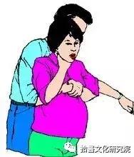 女子噎到男子急救,一名女子噎着了