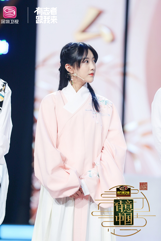 《诗意中国》“群芳谱”今晚营业名侦探潘粤明白日“追”花