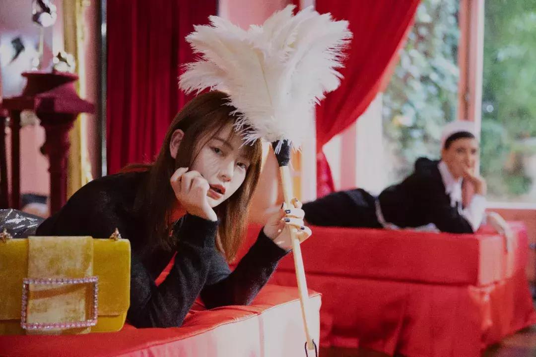 戚薇霸气走秀,唐嫣戚薇机场街拍大全