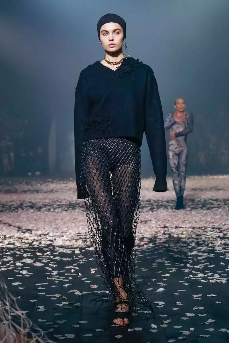 戚薇霸气走秀,唐嫣戚薇机场街拍大全