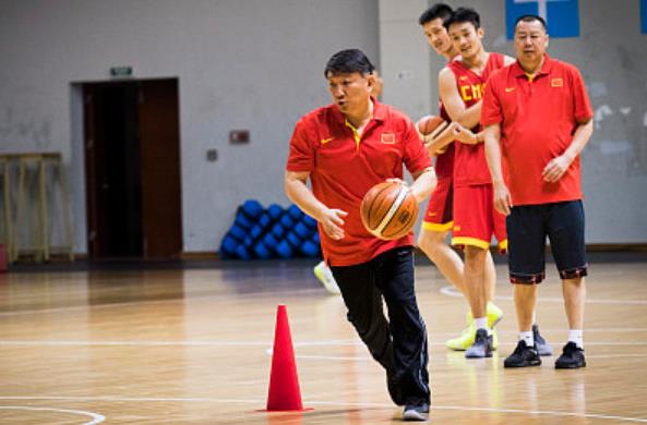 王哲林训练四次空篮不进,王哲林投篮训练