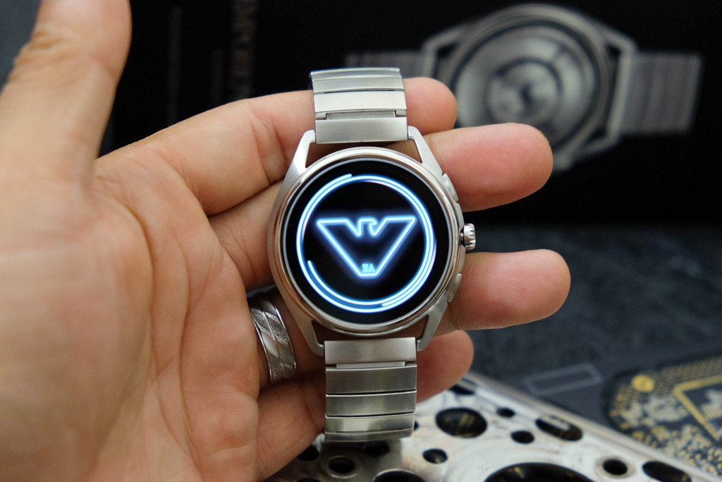 何必花钱买AppleWatch,阿玛尼智能触屏腕表难道不出色?