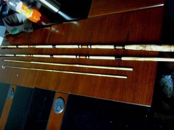 日本人用小竹子做鱼竿去小沟钓鱼,钓鱼人手工制作竹子鱼竿