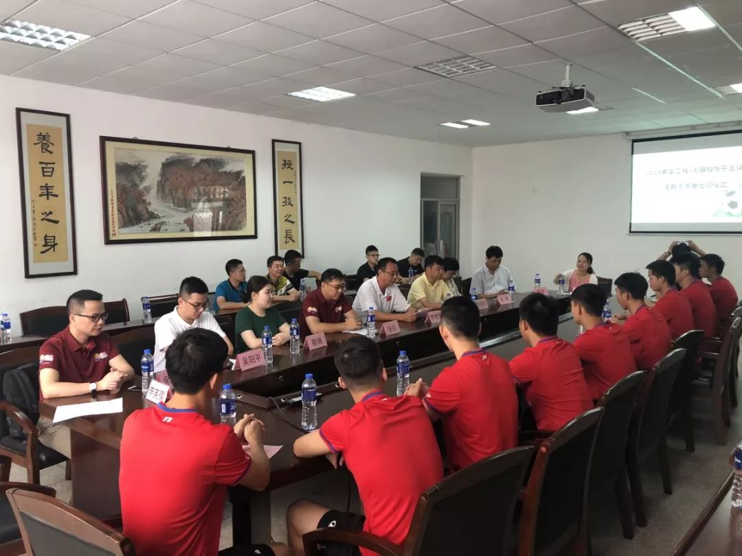 22名足球支教志愿者牵动着22所希望小学