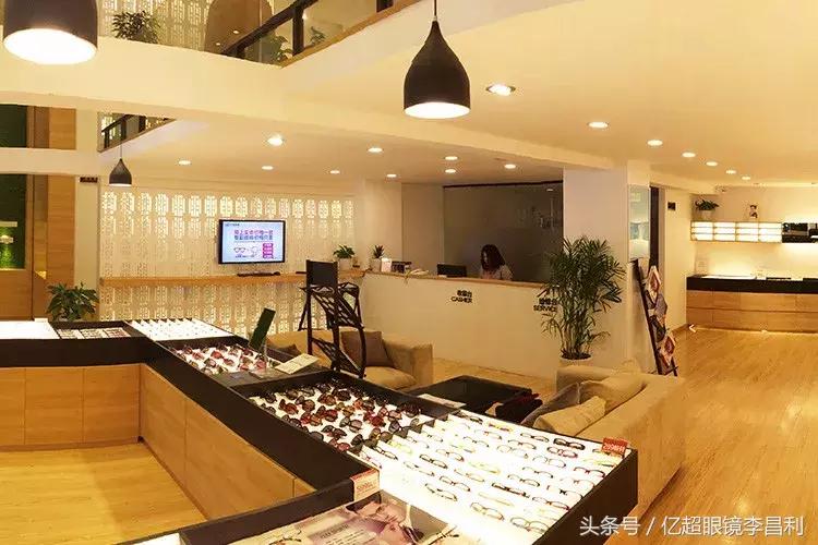 16岁闯入“半医半商”眼镜江湖，三十余载擦亮赤子初心，亿超眼镜