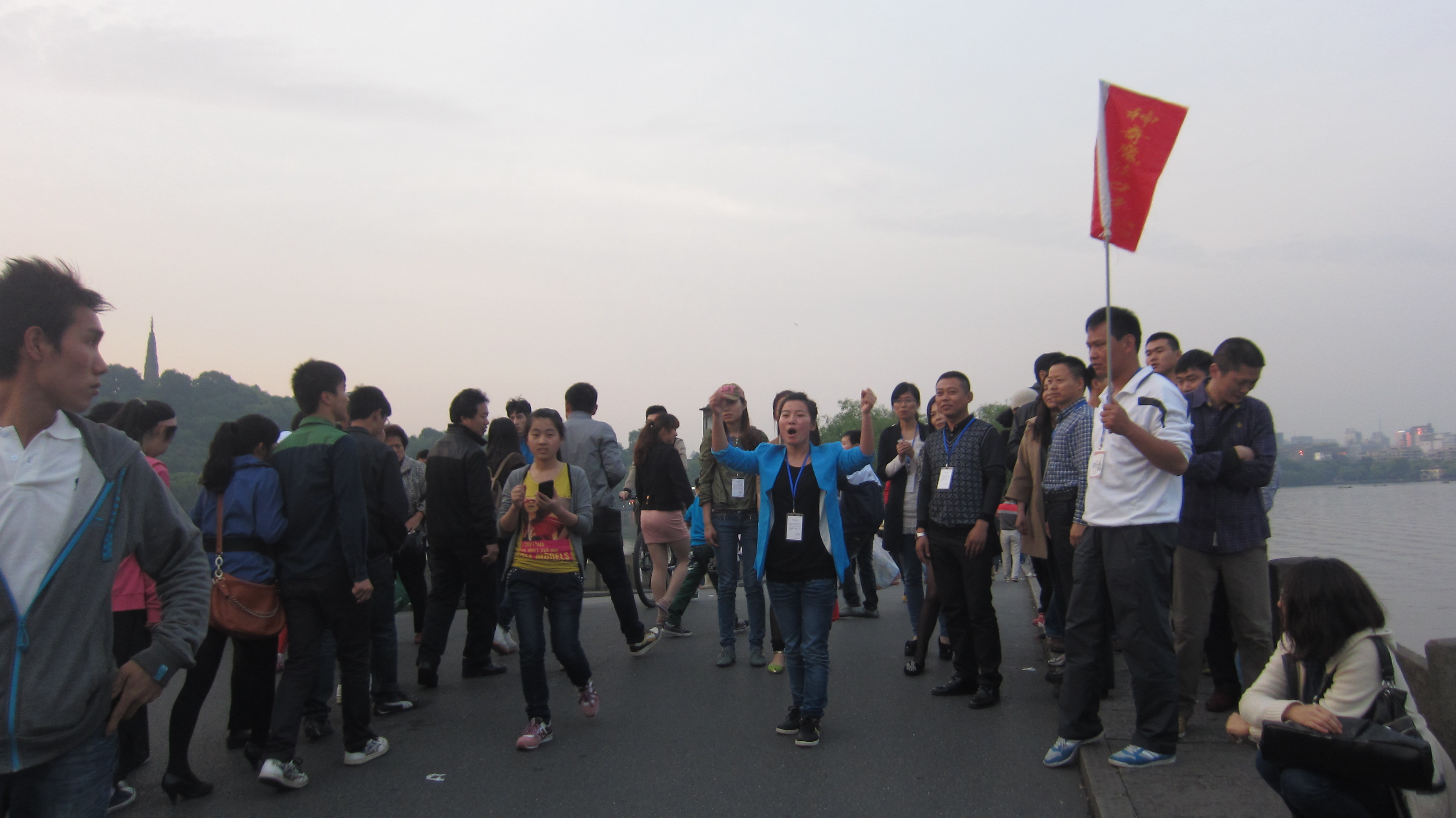 女孩子性格内向不爱说话怎么办,性格内向不爱说话的女生怎么追