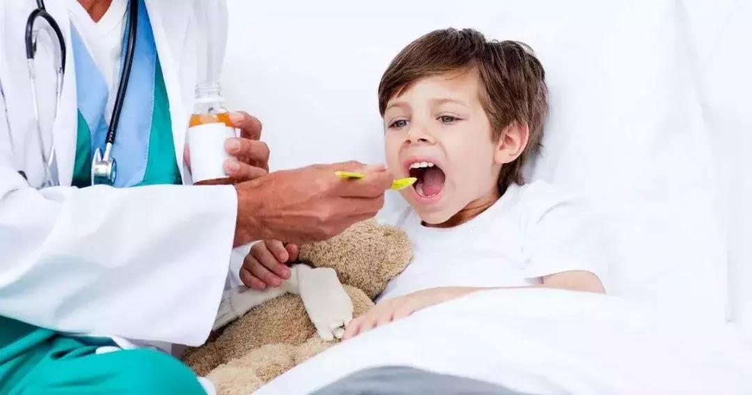 小孩吃了一瓶药洗胃,女童误食药丸后住院洗胃