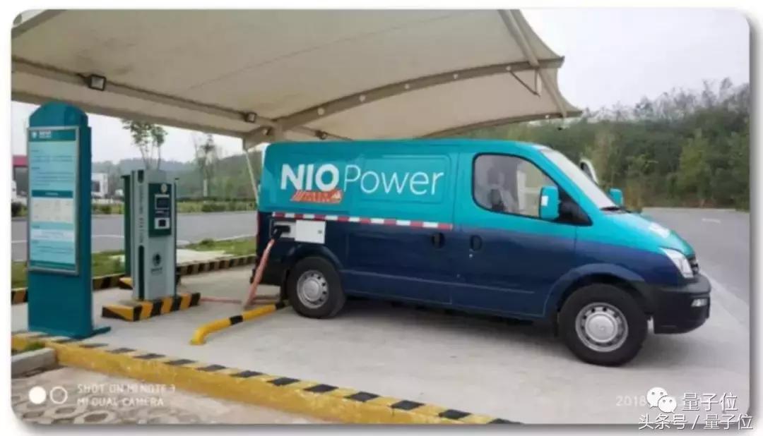 板车拉着充电车，给电动车充电，蔚来这操作堪称“太阳能手电筒”