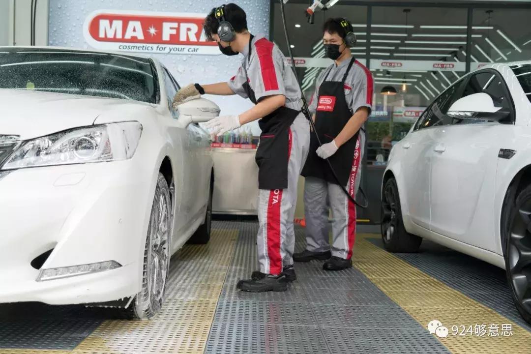 看到BoBoYoyo这样洗车和换机油，小肥肥瞬间凌乱了……