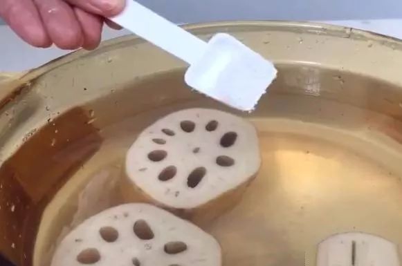 莲藕孔又脏又难清洗?水里加2样东西,泡3分钟就干净了,涨知识了