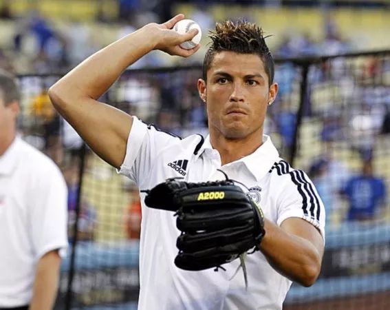 王源班小松打棒球,王源美职棒球赛发球