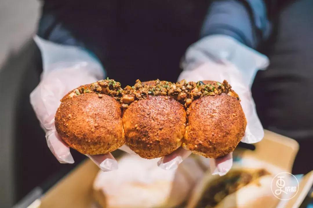 今天刷爆成都人朋友圈的网红奶茶店，卖起了五粮液水果茶和川菜！