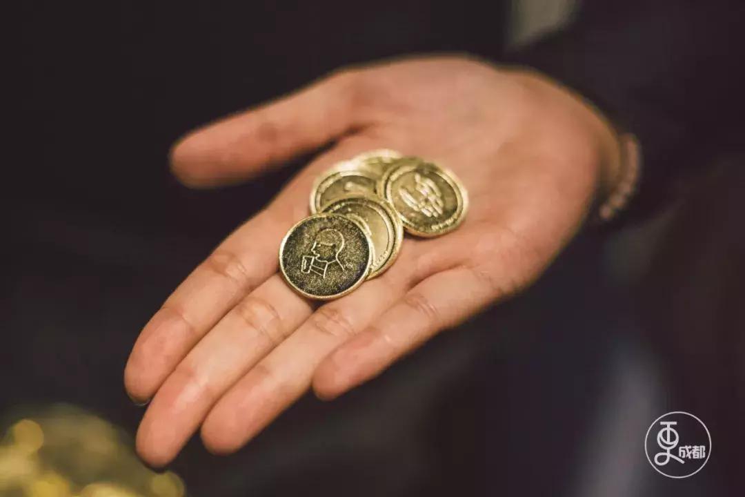 今天刷爆成都人朋友圈的网红奶茶店，卖起了五粮液水果茶和川菜！