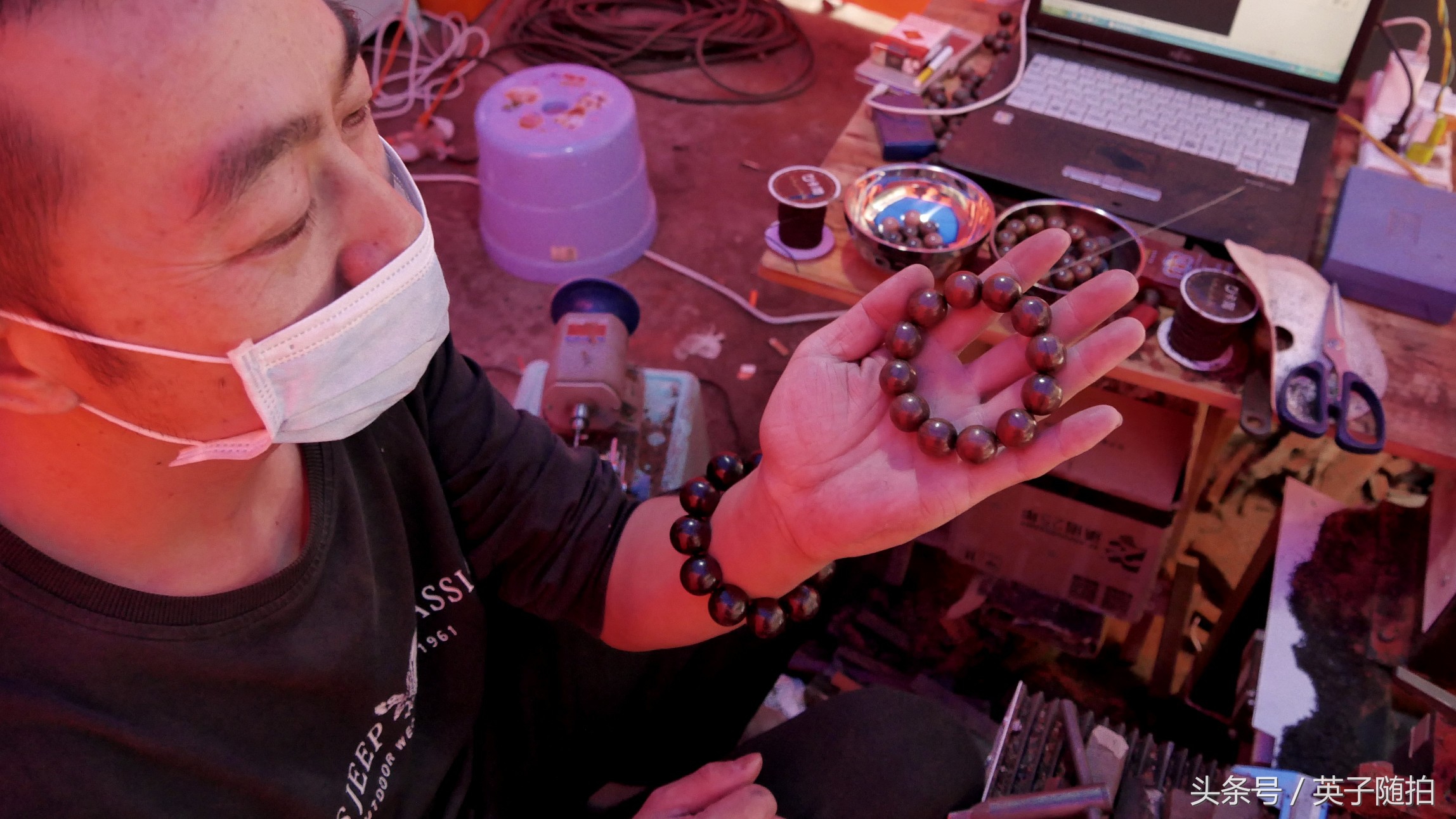 四川渠县：你玩手串吗，古镇三汇来了位帅哥专门加工手串、佛珠