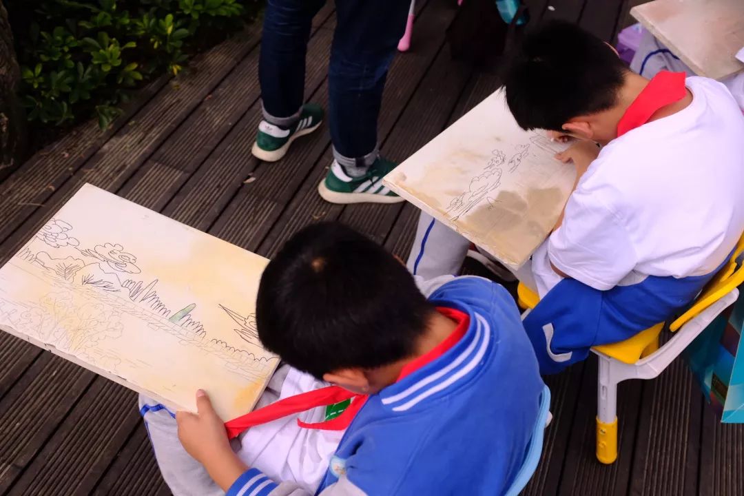 绿·道——天府绿道采风写生作品展巡展亮相锦城湖，小朋友们写生忙