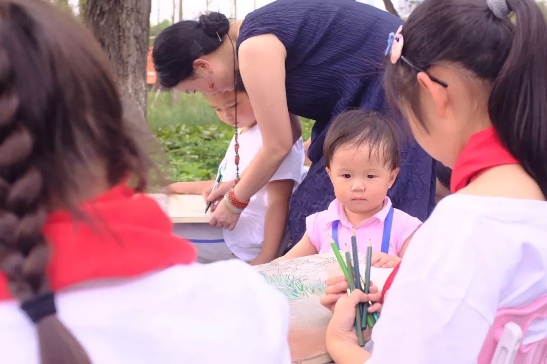 绿·道——天府绿道采风写生作品展巡展亮相锦城湖，小朋友们写生忙
