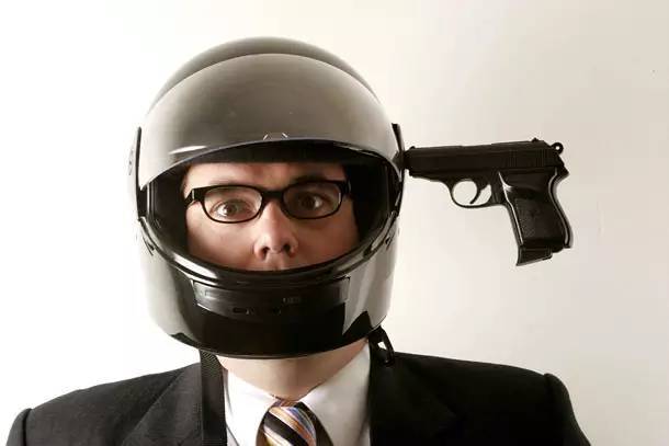 到底发生了什么？他把12个前女友都做成了高跟鞋？到底是真的假的