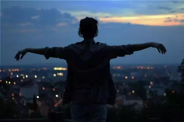 女人挣钱不是责任而是价值,男人挣钱叫责任女人挣钱叫尊严