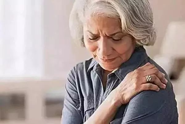 用电吹风吹肩治肩周炎有危害吗,电吹风治疗肩周炎效果