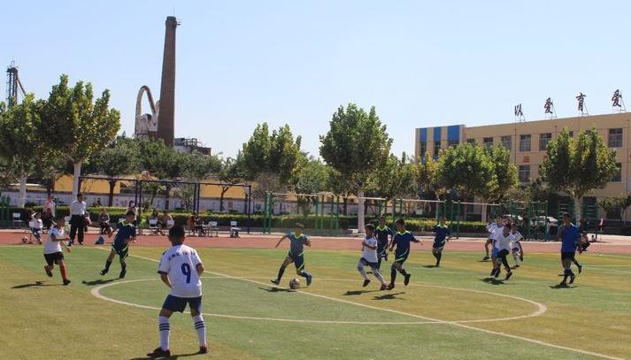 足球旋转，爱国情深—东平县第三实验小学举行“国庆”足球友谊赛