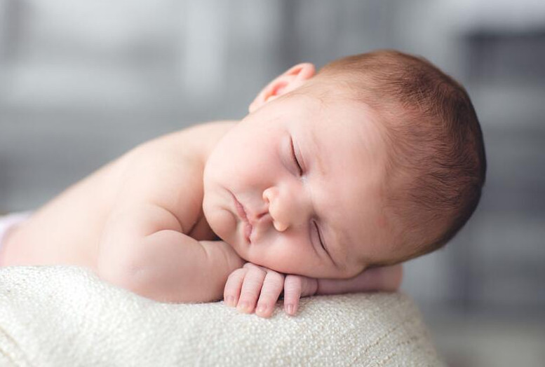 宝宝正确的入睡方式,吐奶溢奶严重的宝宝怎么睡头型