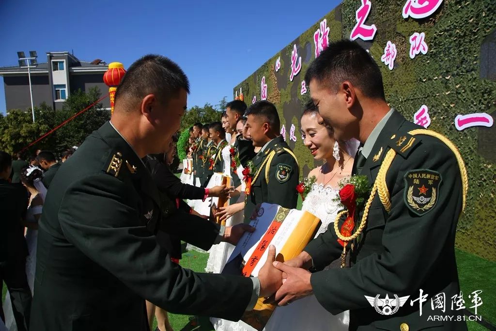 军旗为证，战友为媒：你嫁给爱情的样子，真美！