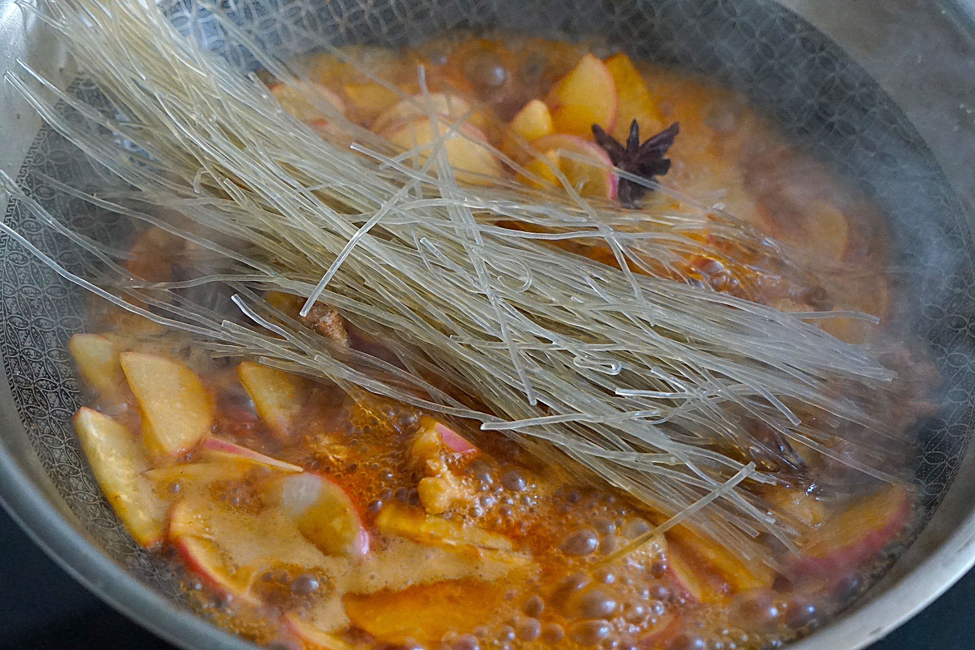 红烧肉炖萝卜好吃还是炖洋芋好吃,红烧肉烧萝卜萝卜需要焯水吗