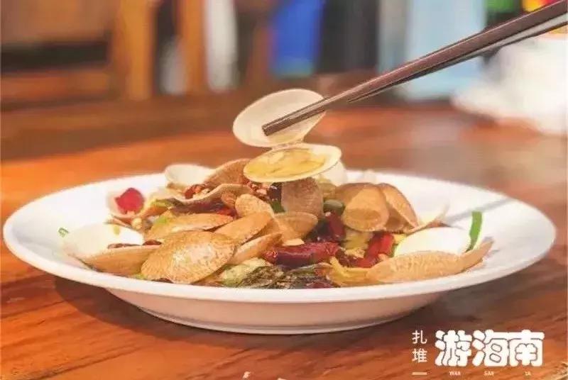 三亚火车头万人海鲜广场哪家好吃,在三亚3000元一桌的海鲜大餐