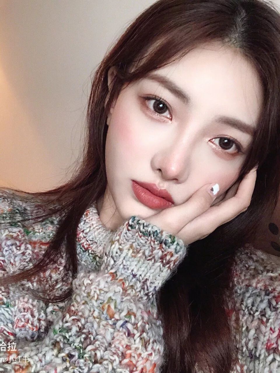 卡戴珊冬季穿搭女高级感,奶茶色和卡戴珊色哪个好看