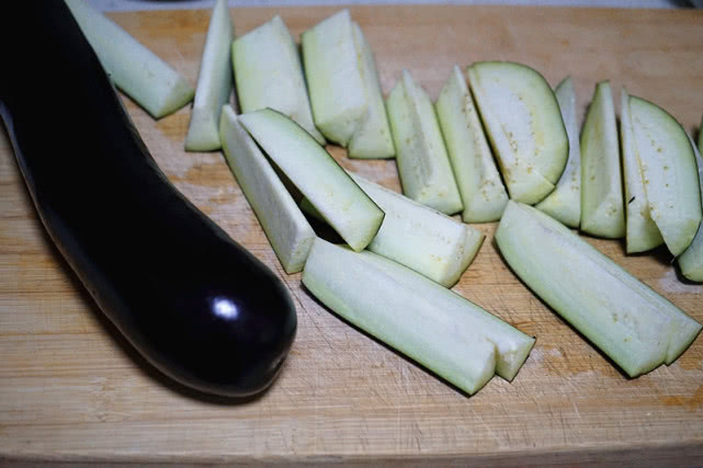 茄子怎么不油腻好吃,茄子如何处理少油