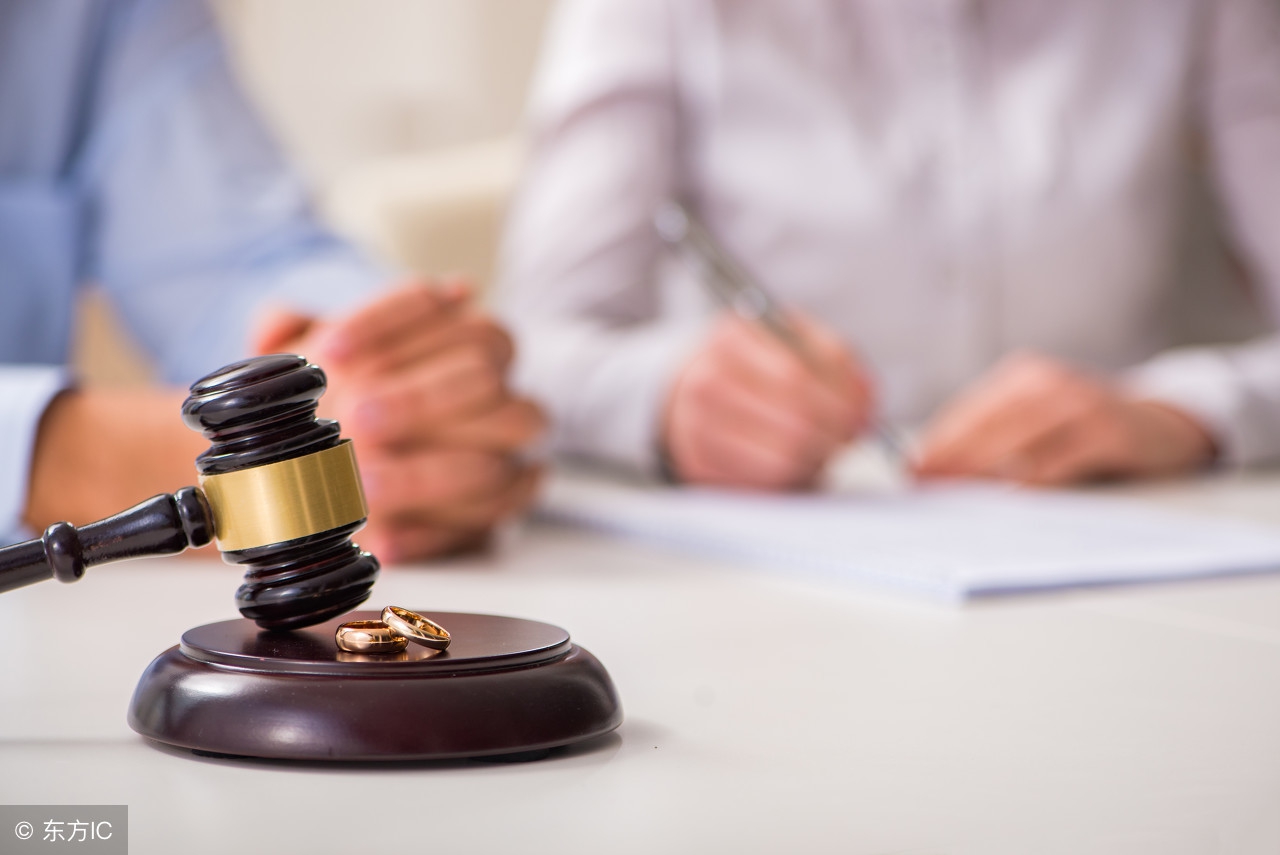 离婚诉讼中一方不参加调解怎么办,离婚被告可以不出庭委托律师吗