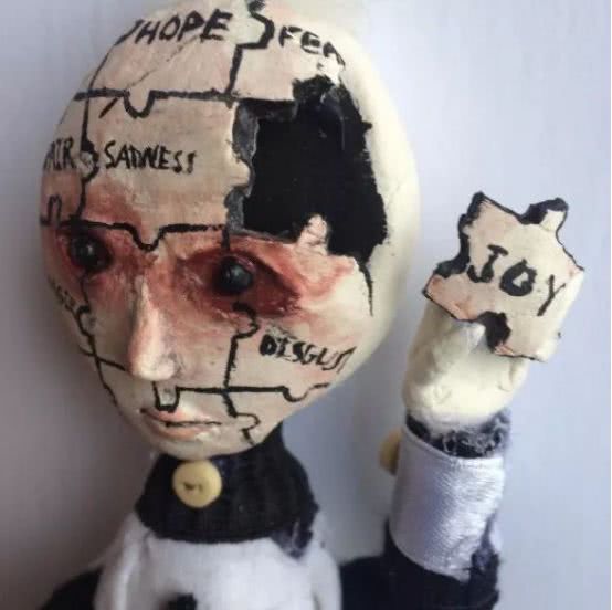 孩子用盒子建造废弃城市在家里,12岁男孩自己捡破烂