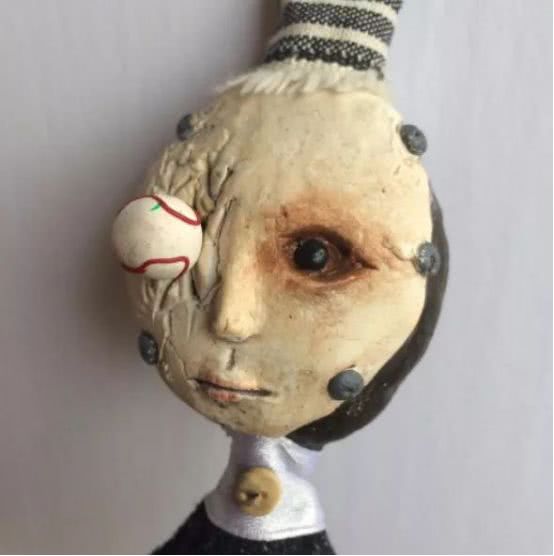 孩子用盒子建造废弃城市在家里,12岁男孩自己捡破烂