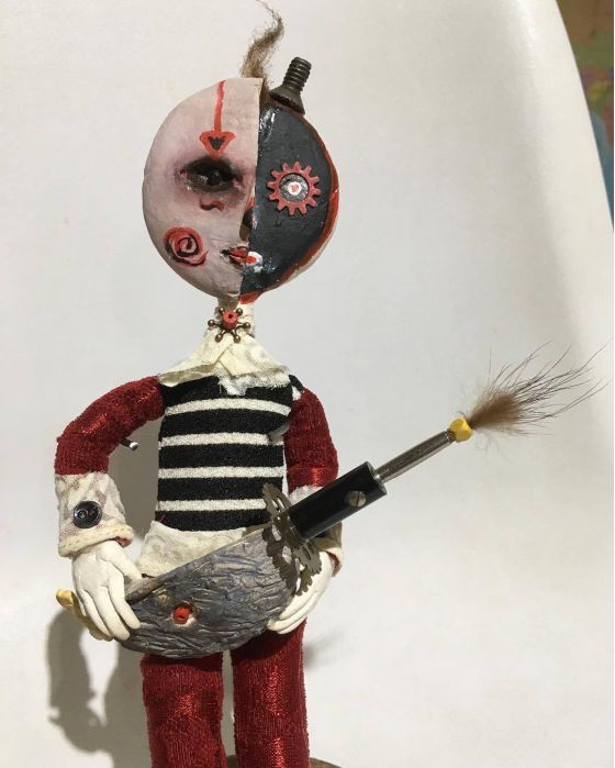 孩子用盒子建造废弃城市在家里,12岁男孩自己捡破烂