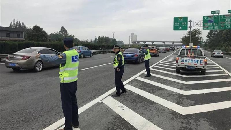 去外地旅游半路堵人,出去游玩堵在高速上怎么办