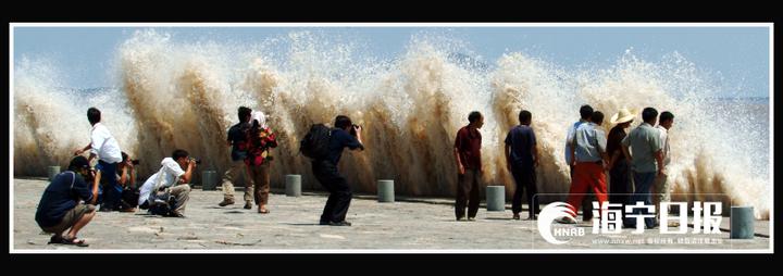 拍钱塘江大潮遭巨浪瞬间吞没,为了拍照被潮水冲走身亡