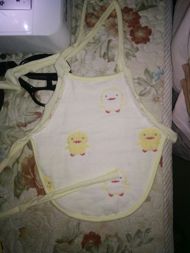 婴儿肚兜的裁剪做法,一针一线纯手工绣花肚兜