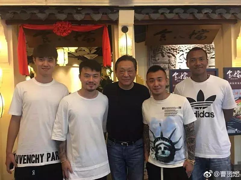 25年申花真铁杆“阿德哥”演出当面吐槽曹赟定“申花一直输球”