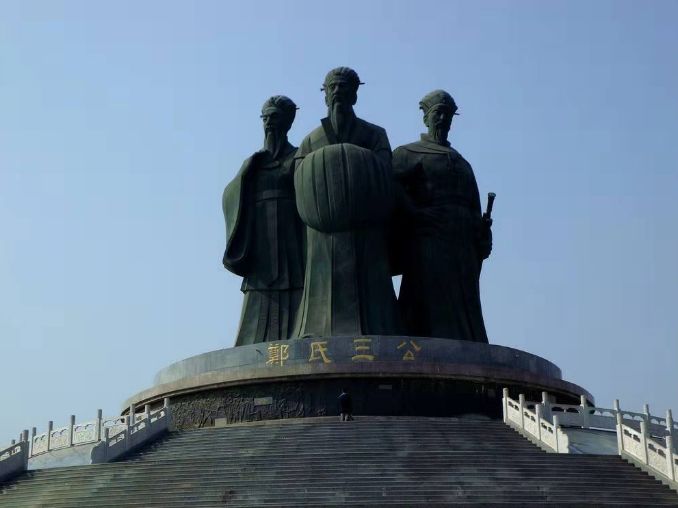 原创诗词—九霄能把天门扣,万里长观旭日红