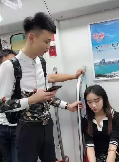 地铁上美女睡着了，旁边帅哥的举动，网友直呼太暖心！